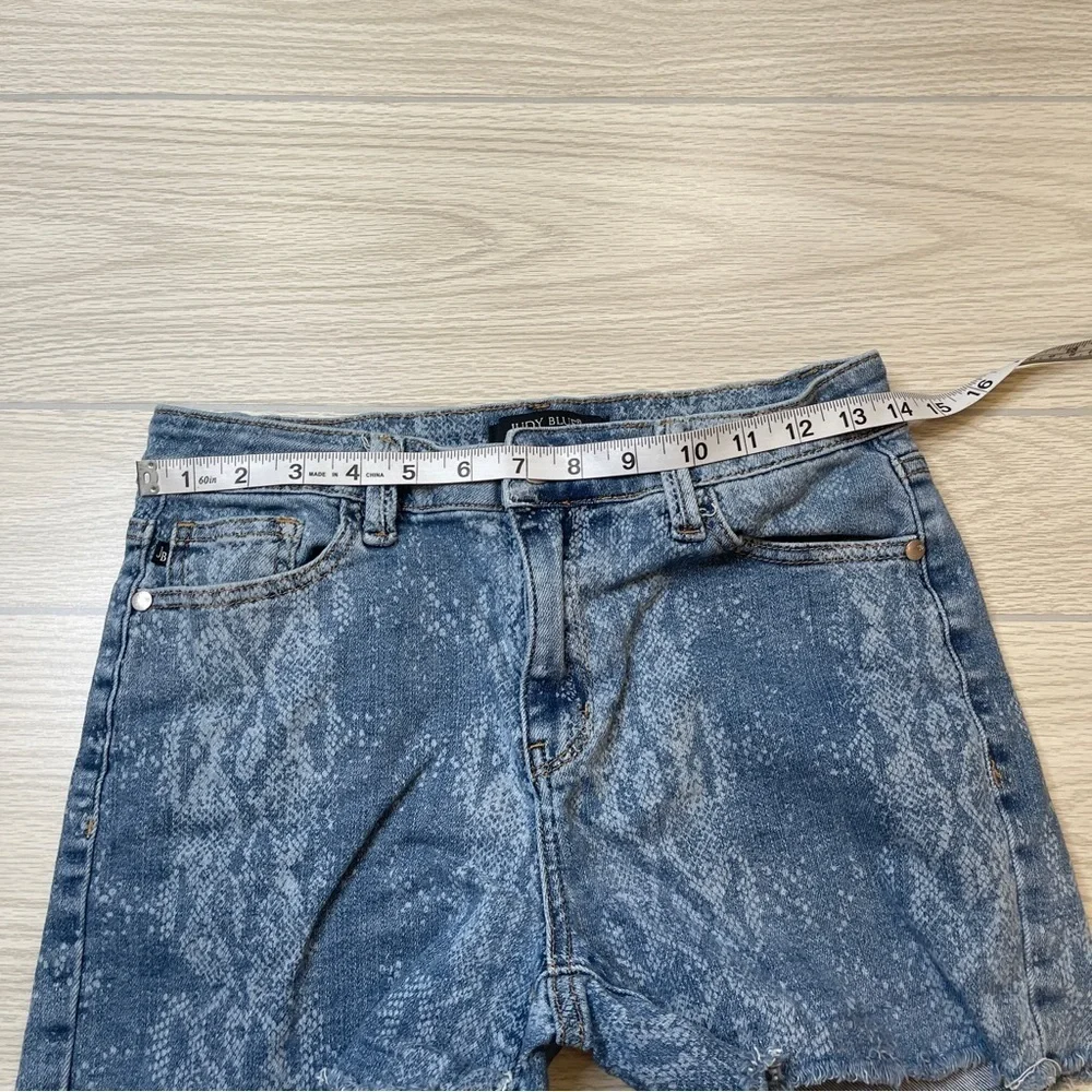 Judy Blue Mid Rise Snake Print Light Wash Blue Denim Jean Shorts Raw Hem Size M